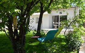 Charmante maisonnette indépendante avec piscine à Goult